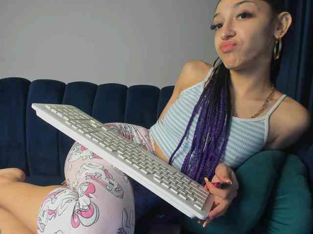 LucyLips webcam