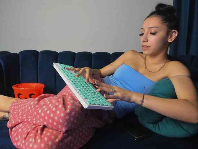 LucyLips webcam