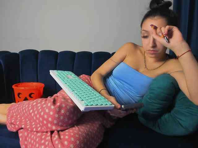 LucyLips webcam
