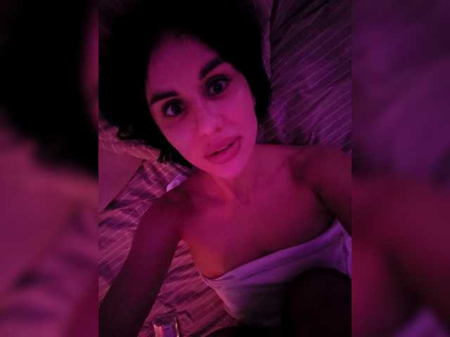 LolaLee's BongaCams show and profile