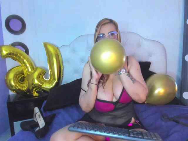 Mia-Alexis webcam
