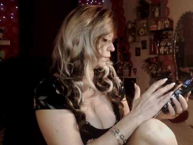 Group chat for 20 39 tokens, Full privates for 90 tokens, Privates for 60 8..., Mature Cam Models 6