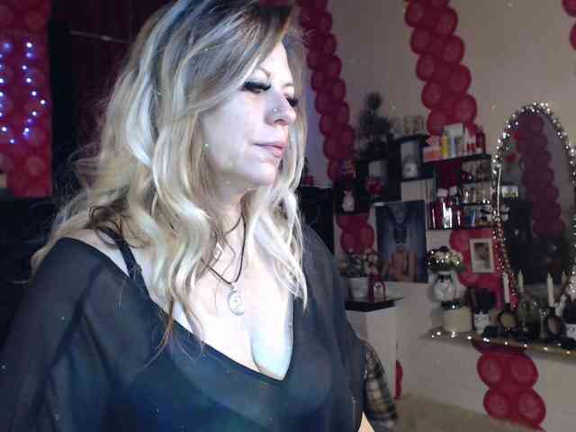 LadyVelvet webcam