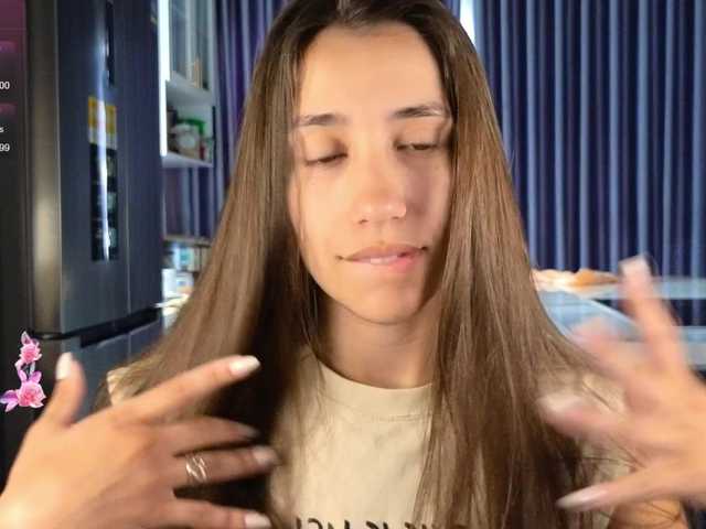 hot-ass-18's BongaCams show and profile