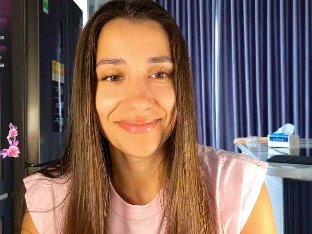 hot-ass-18's BongaCams show and profile