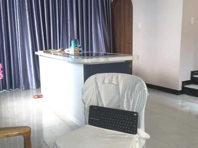 hot-ass-18's BongaCams show and profile