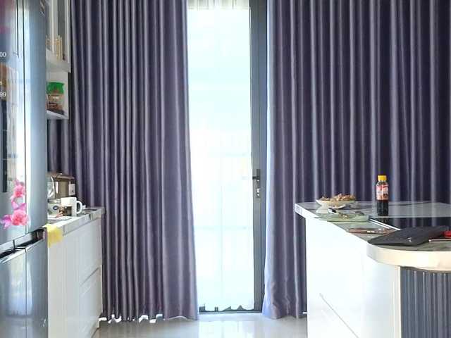 hot-ass-18's BongaCams show and profile