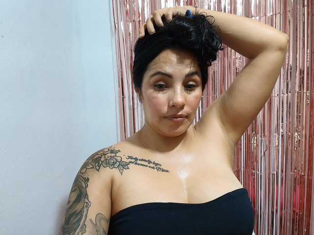 ashhy webcam bongacams model stream image