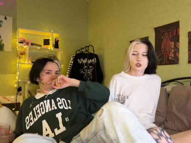 VeryRareTwins webcam