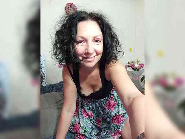 Shaved white, Shaved mature, Group chat for 40 tokens, Full privates for 90..., mature cam 3