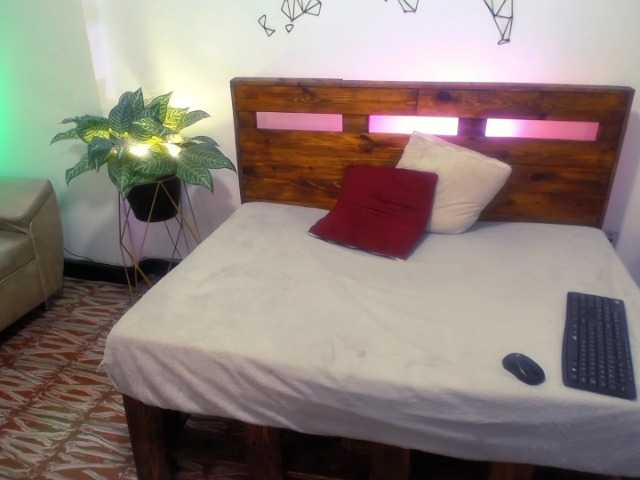 Yeseniaa25's BongaCams show and profile