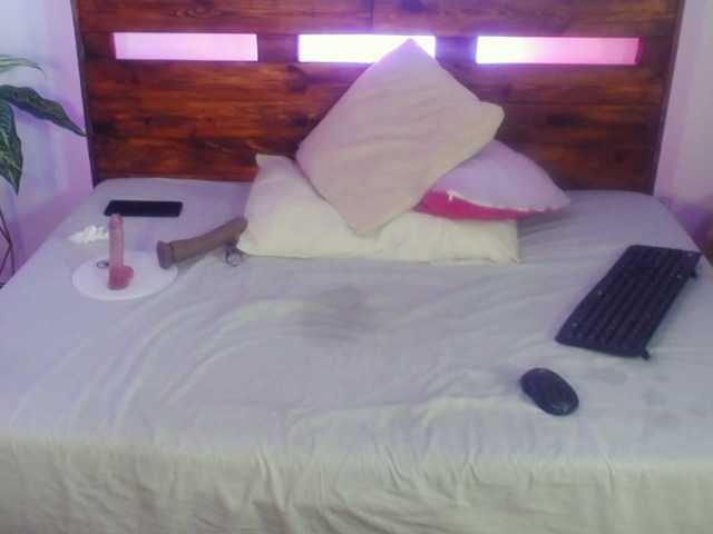 Yeseniaa25 webcam bongacams model stream image