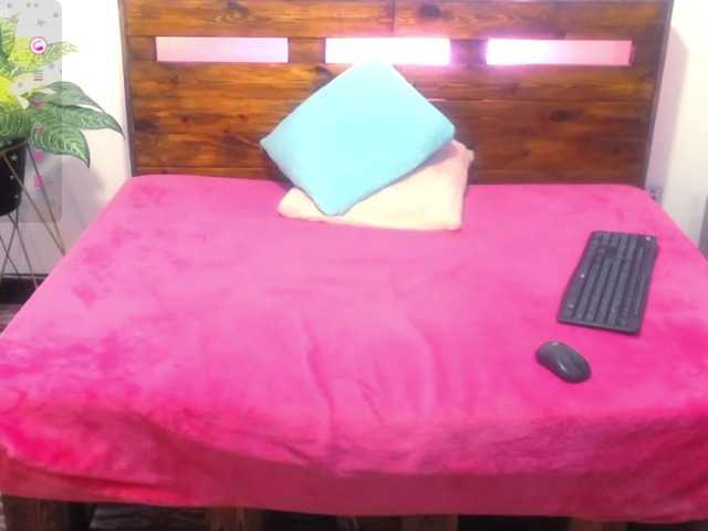 le modèle Yeseniaa25 est en webcam porno dans un show sur le site bongacams, il possède les tags suivants: Latino/Hispanic,Brunette,Shaved