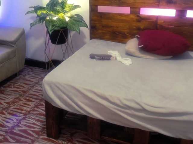 Yeseniaa25's BongaCams show and profile