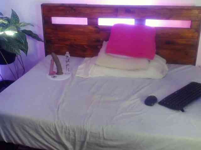 Yeseniaa25 webcam