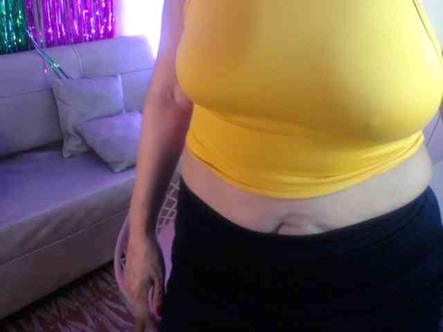 Yeseniaa25 webcam