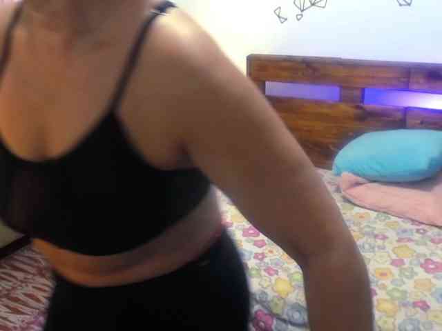 Yeseniaa25 webcam