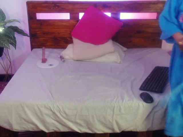 Yeseniaa25 webcam