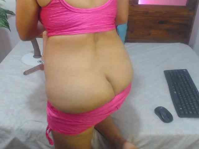 Yeseniaa25 webcam
