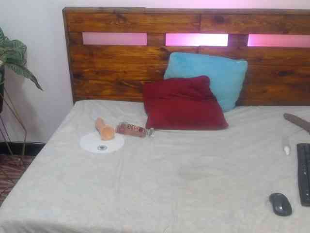 Yeseniaa25 webcam