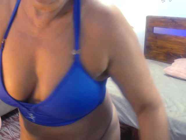 Yeseniaa25 webcam