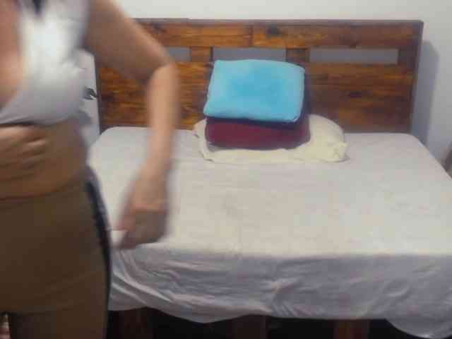 Yeseniaa25 webcam