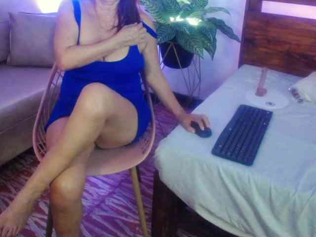 Yeseniaa25 webcam