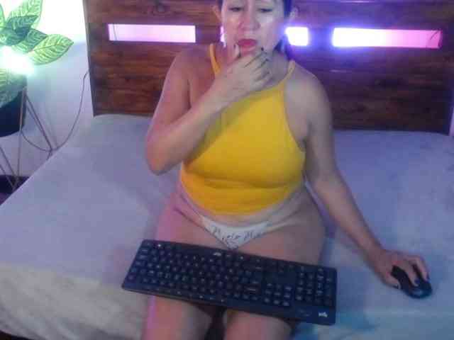 Yeseniaa25 webcam