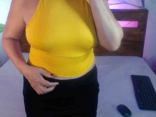 Yeseniaa25 webcam