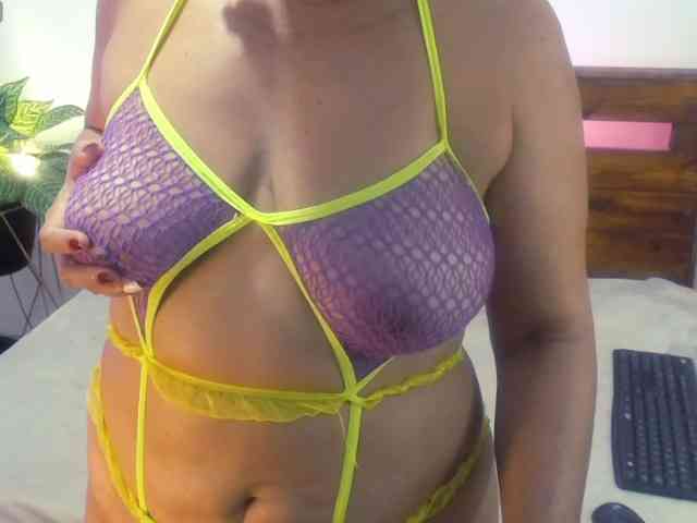 Yeseniaa25 Live Webcam on BongaCams