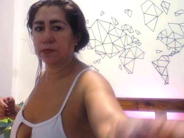 Yeseniaa25 webcam