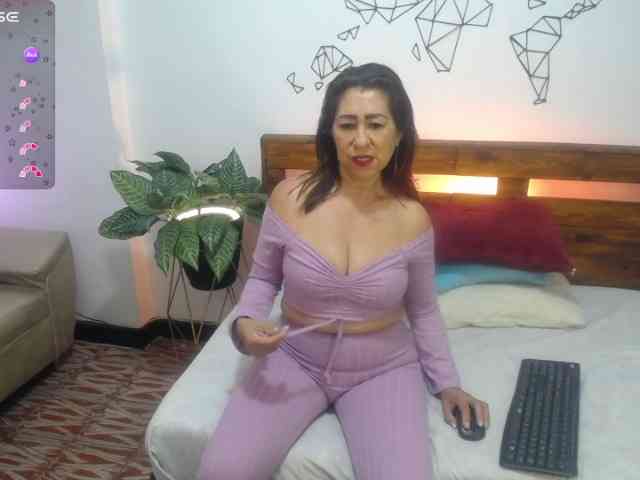 Yeseniaa25 webcam