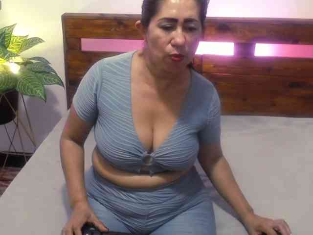 Yeseniaa25 webcam