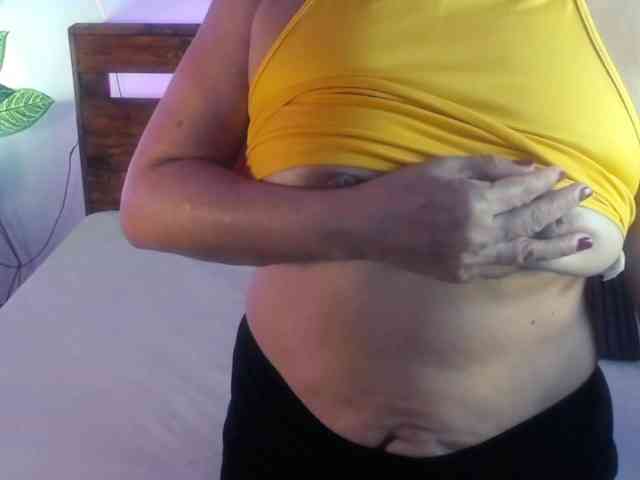 Yeseniaa25 webcam