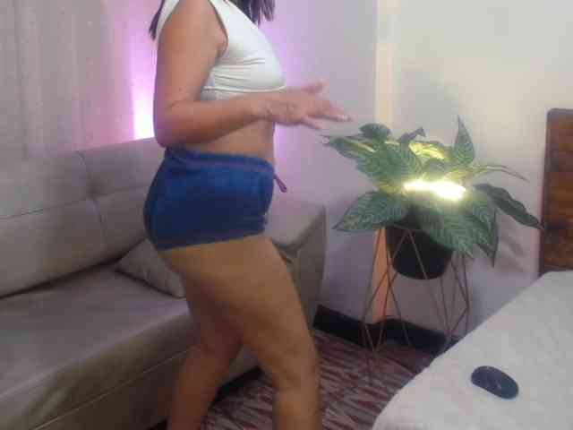 Yeseniaa25 webcam