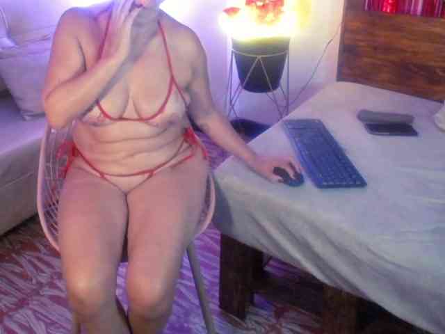 Yeseniaa25 webcam