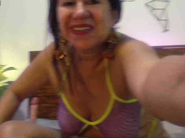 Yeseniaa25 Live Webcam on BongaCams