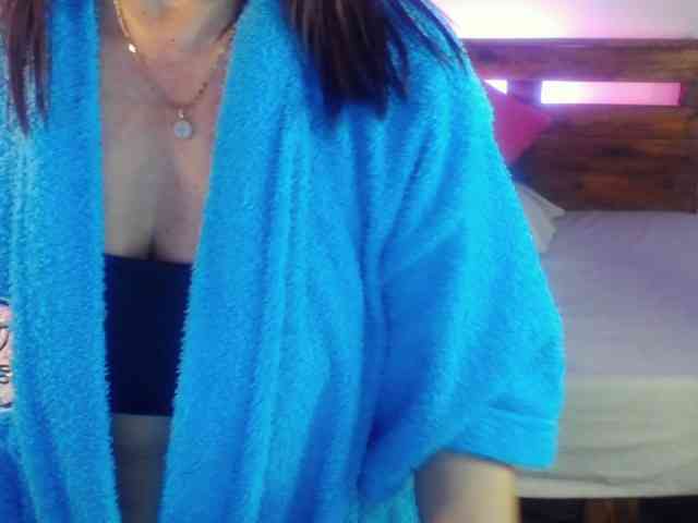 Yeseniaa25 webcam