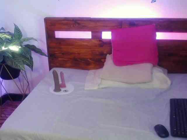 Yeseniaa25 webcam