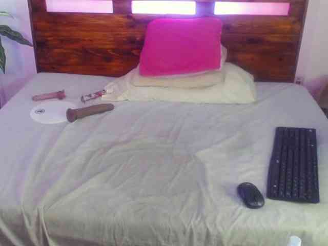 Yeseniaa25 webcam