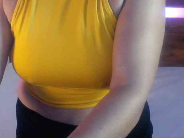 Yeseniaa25 webcam