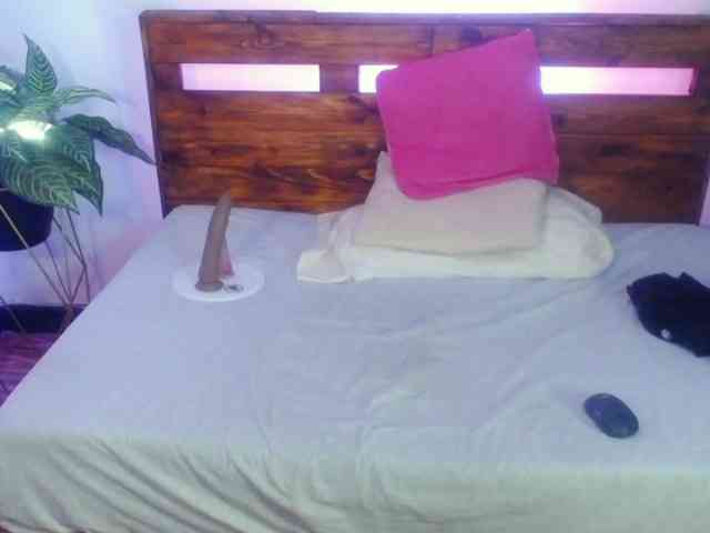 Yeseniaa25 webcam