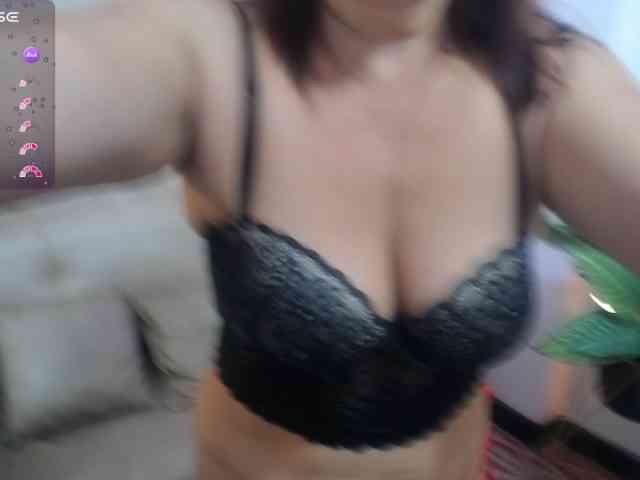Yeseniaa25 webcam
