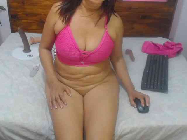 Yeseniaa25 webcam