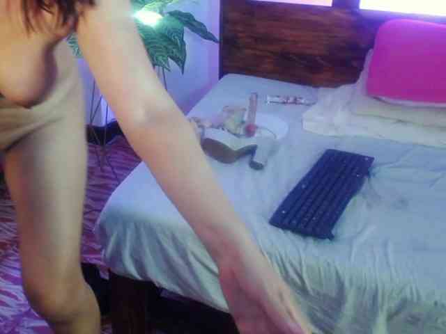 Yeseniaa25 webcam
