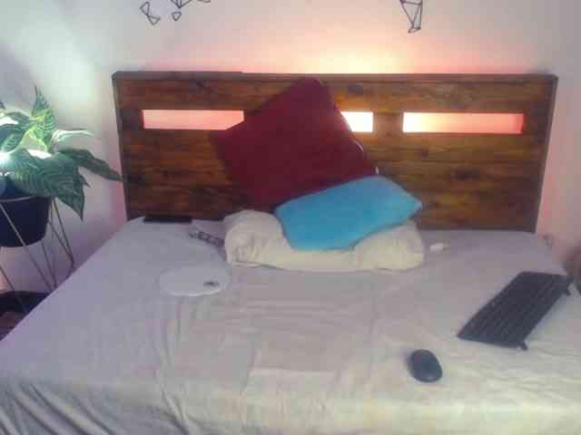Yeseniaa25 webcam