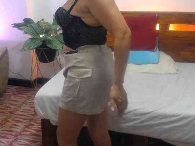 Yeseniaa25 webcam
