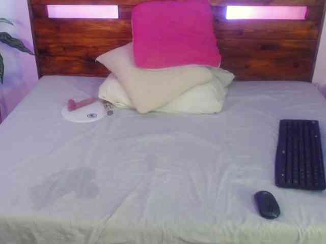 Yeseniaa25 webcam