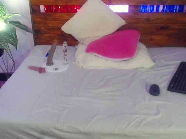 Yeseniaa25 webcam