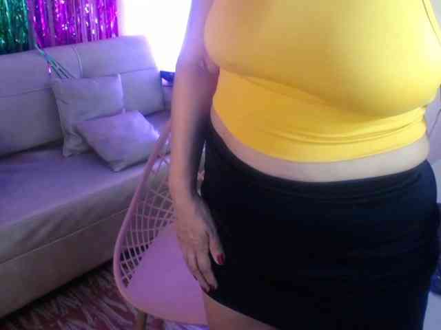 Yeseniaa25 webcam